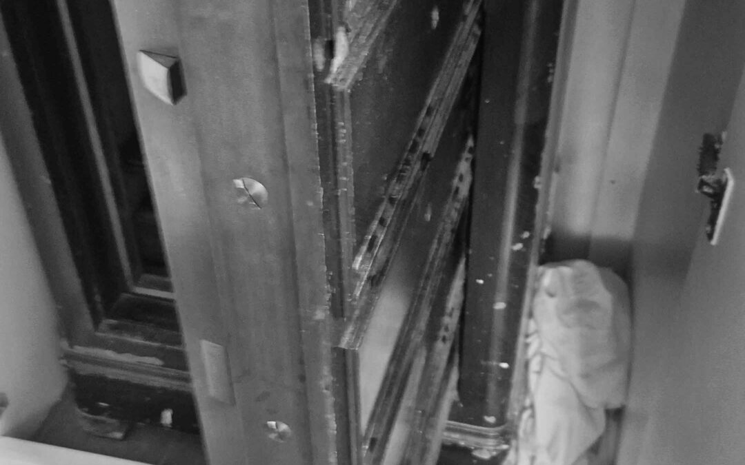 Numéro de série gravé sur la tranche de la porte d’un coffre-fort Fichet ancien, utilisé pour identifier l’année de fabrication.