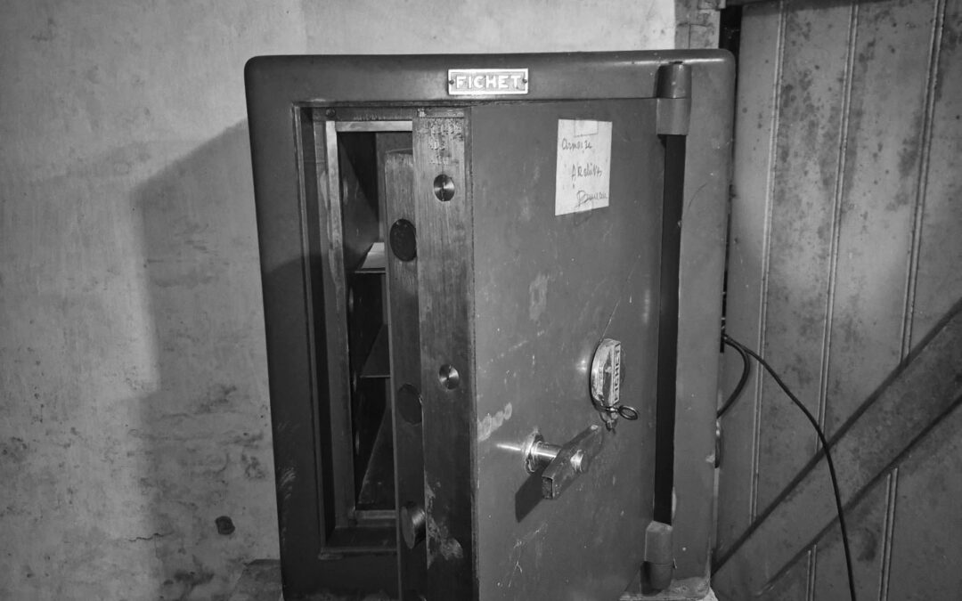 Technicien coffre-fort Safe HDF à Bruxelles intervenant sur un coffre-fort Fichet ancien bloqué (clé NS, combinatoire 3 compteurs).