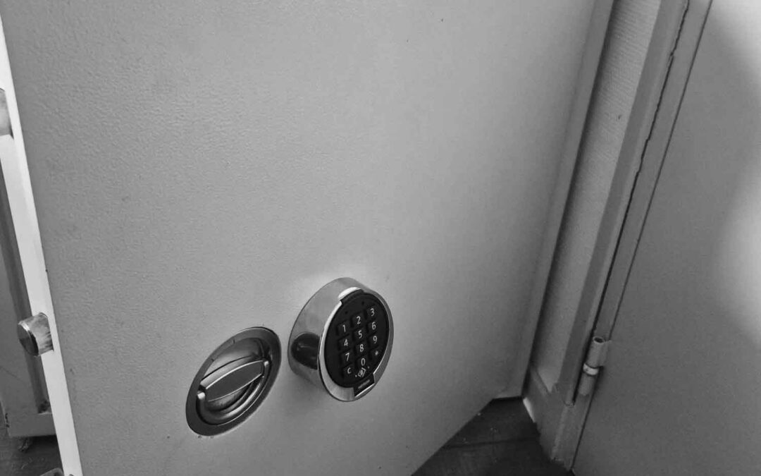 Technicien coffretier Safe HDF réalisant le SAV d'un coffre-fort blindé à La Bruyère dans la province de Namur