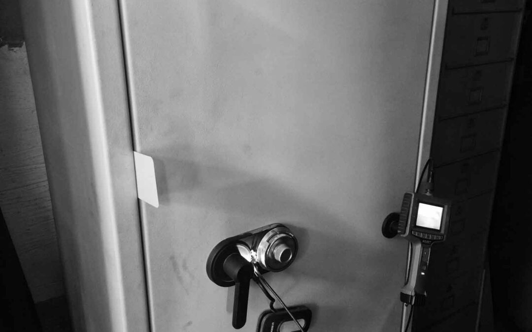 Ouverture d'un coffre-fort moderne à serrure à disques par endoscopie réalisée par un coffretier professionnel